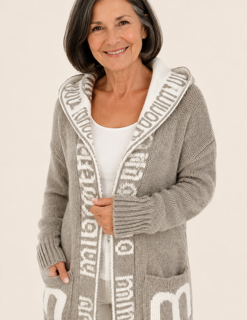 Dana grauer gemusterter Longcardigan an reifer Frau auf warmem beigem Hintergrund
