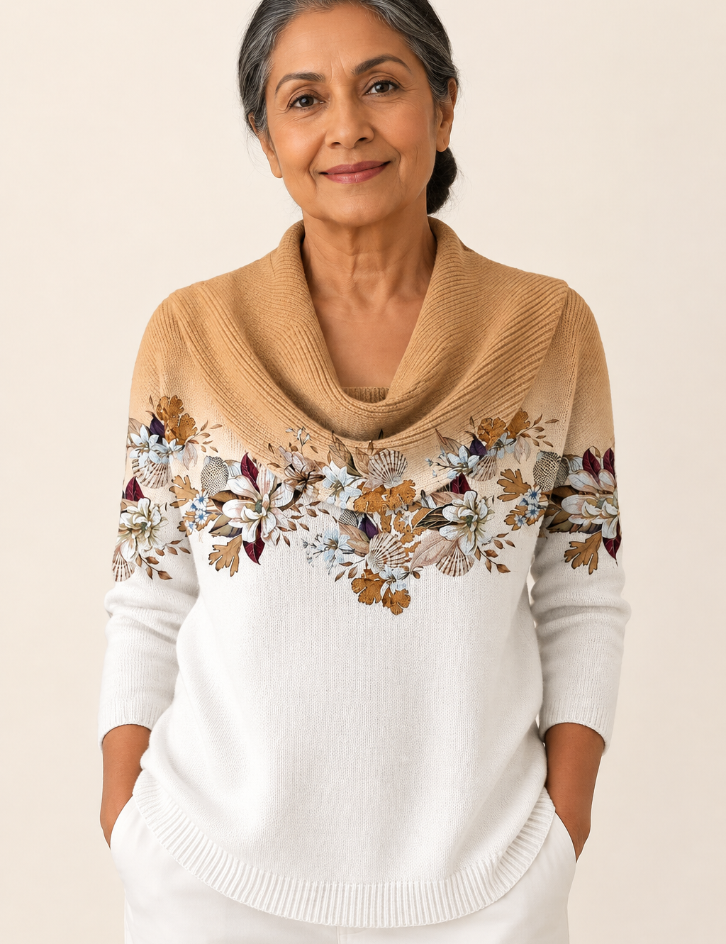 Delilaah weißer Floralpullover mit camelbeiger Kragenpartie an reifer Frau auf warmem beigem Hintergrund