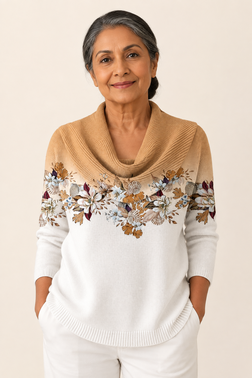 Delilaah weißer Floralpullover mit camelbeiger Kragenpartie an reifer Frau auf warmem beigem Hintergrund