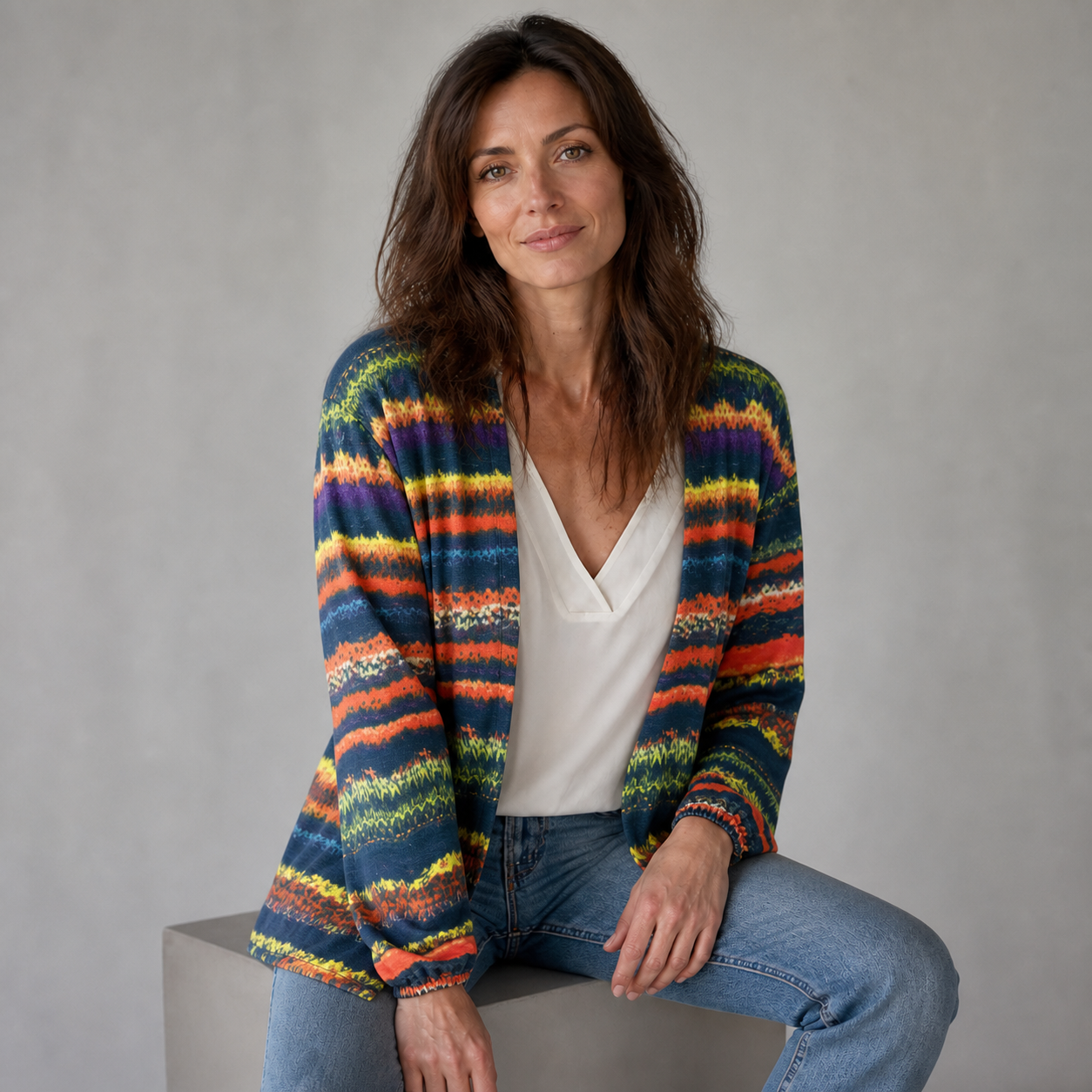 Edith cardigan multicolor - model așezat