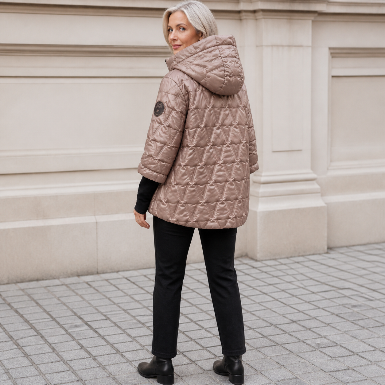 Jacheta Elena maro – vedere din spate
