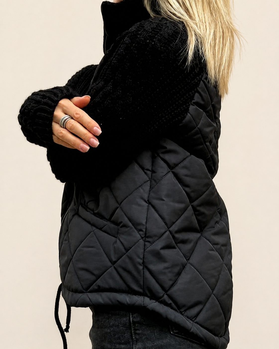 Elena | Damen lang-Sleeve Cardigan mit Taschen – warmbeiger Studiohintergrund