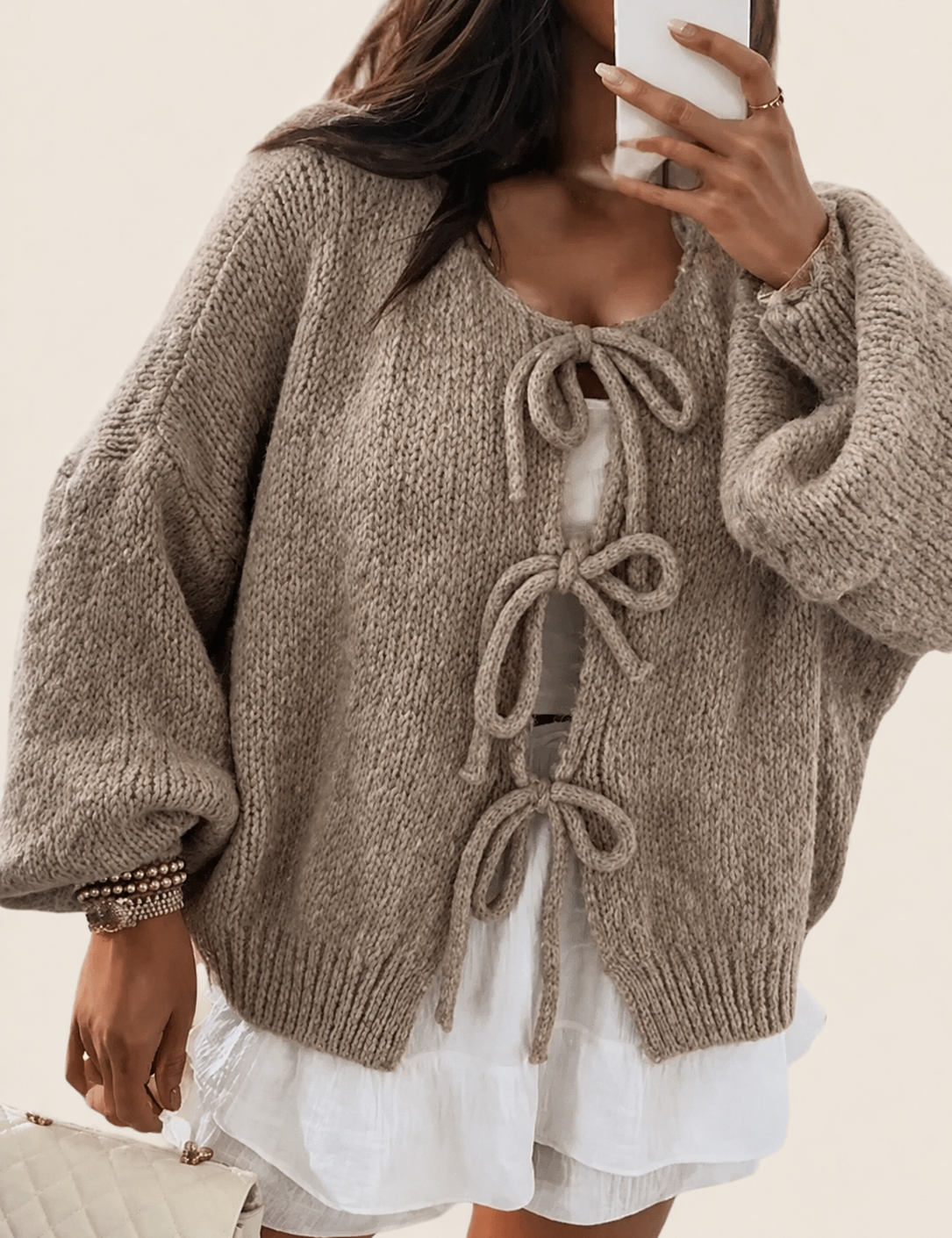 Elira | Damen lang-Sleeve Cardigan – warmbeiger Studiohintergrund