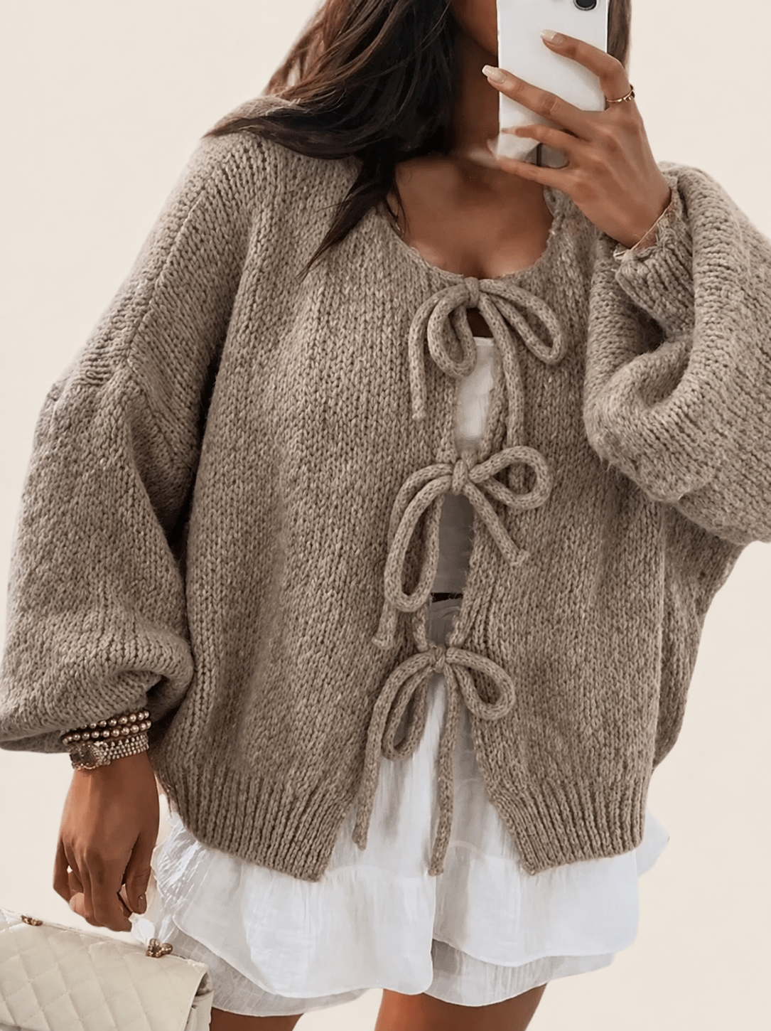Elira | Damen lang-Sleeve Cardigan – warmbeiger Studiohintergrund