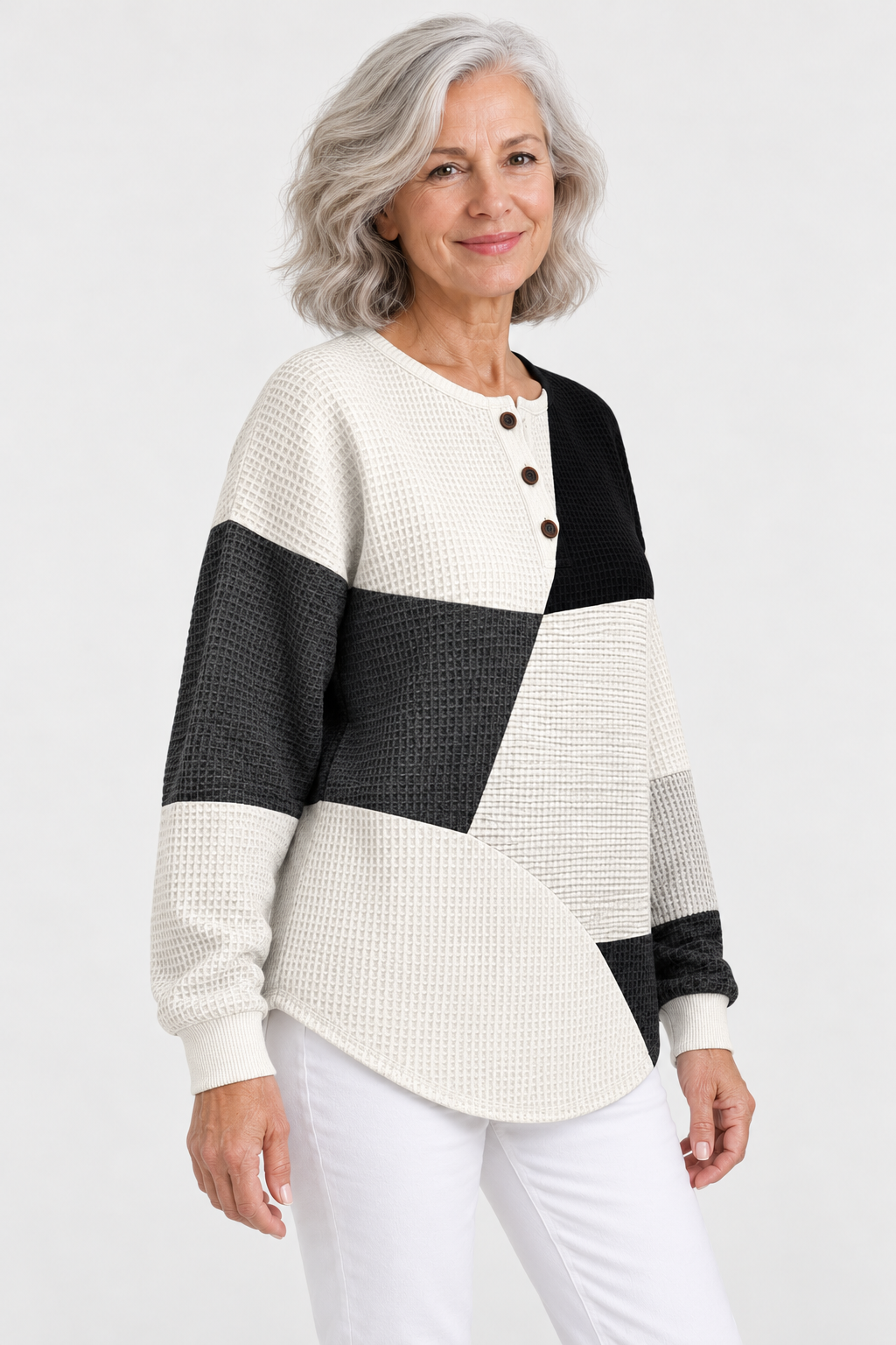 Ella | Pullover mit schwarz-weißem Color-Blocking – Dreiviertelansicht links