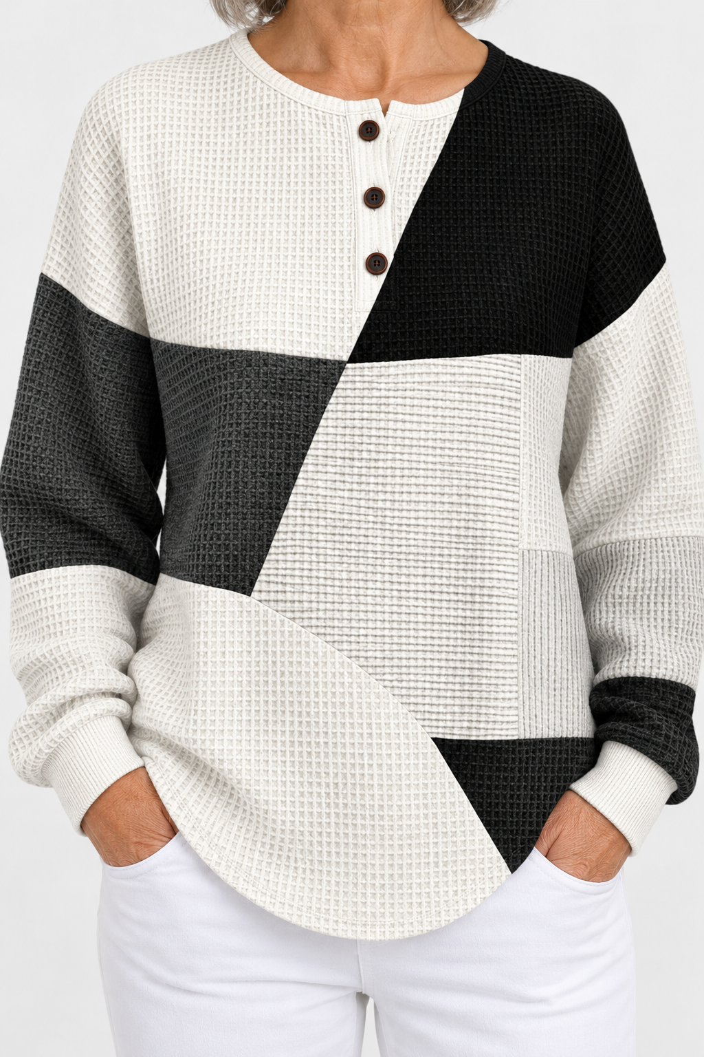 Ella | Pullover mit schwarz-weißem Color-Blocking – Strickstruktur und Knopfleiste