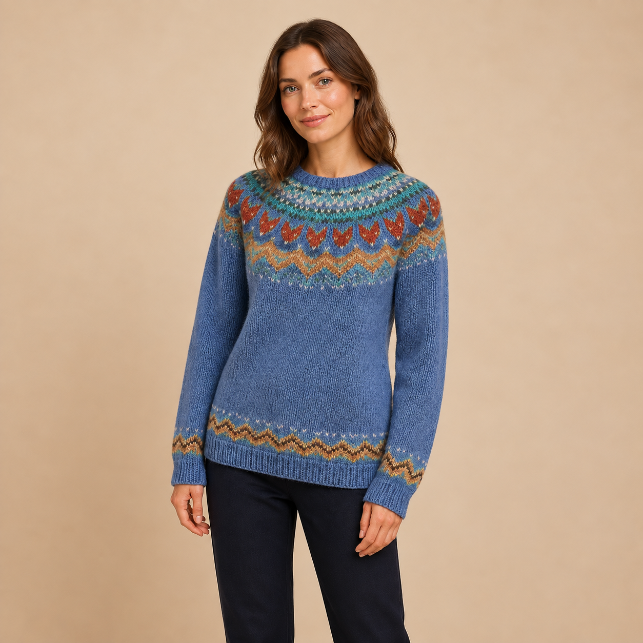 Ema – Blauer Norwegerpullover an Model