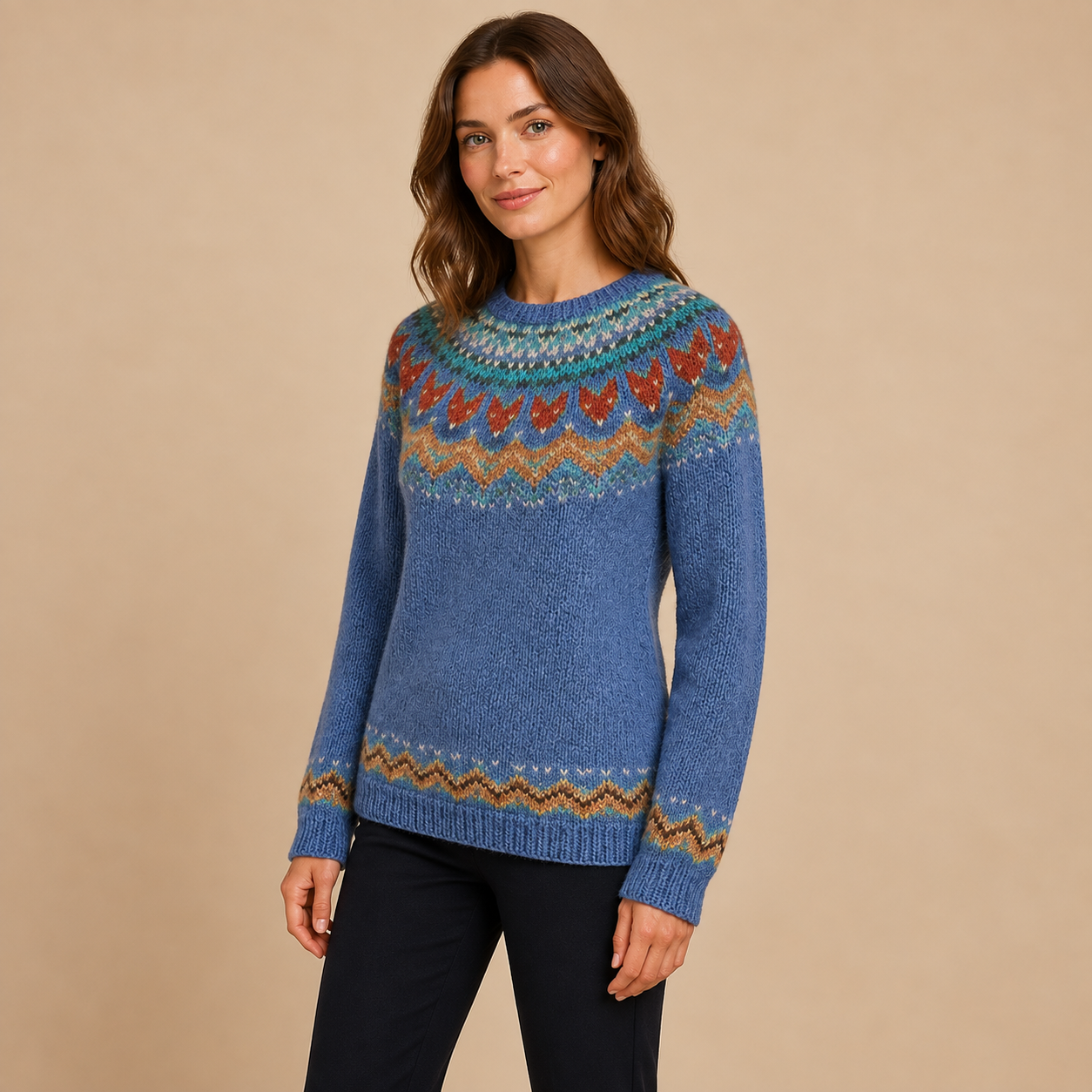 Ema – Blauer Norwegerpullover, alternative Pose
