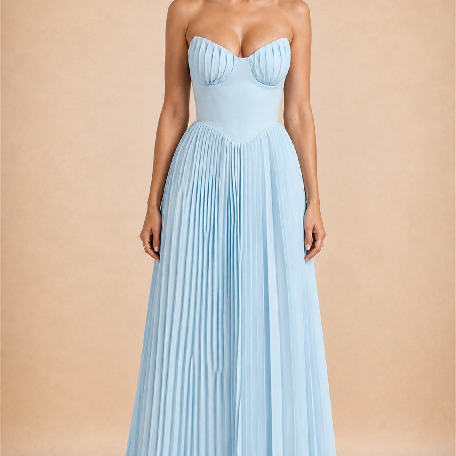 Emma în rochie maxi albastră, vedere frontală în studio