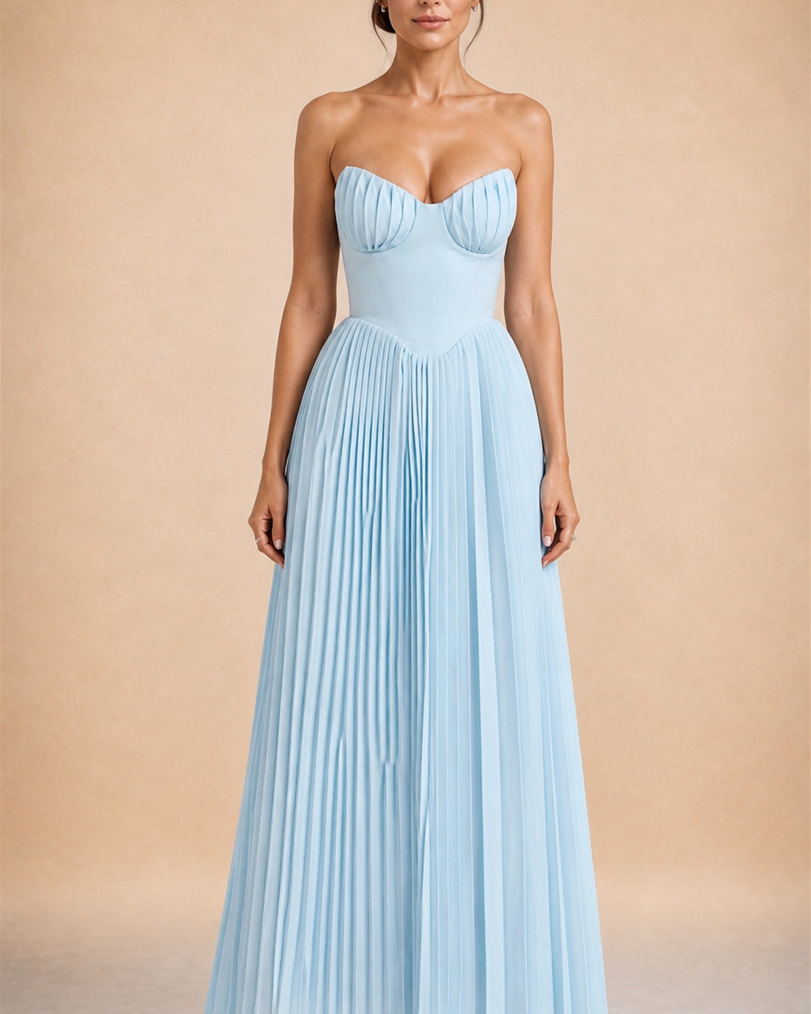 Emma în rochie maxi albastră, vedere frontală în studio