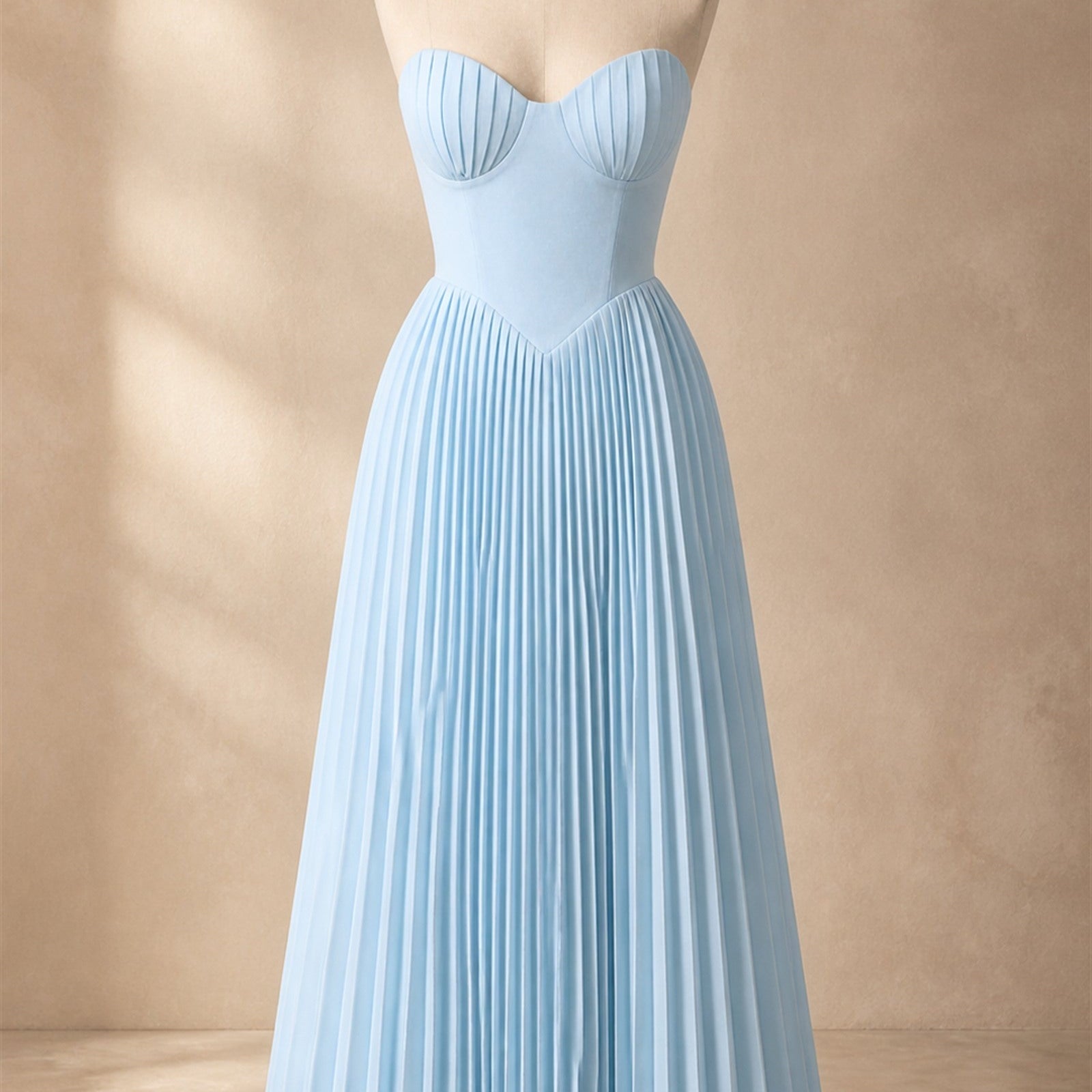 Rochie maxi albastră Emma prezentată pe manechin