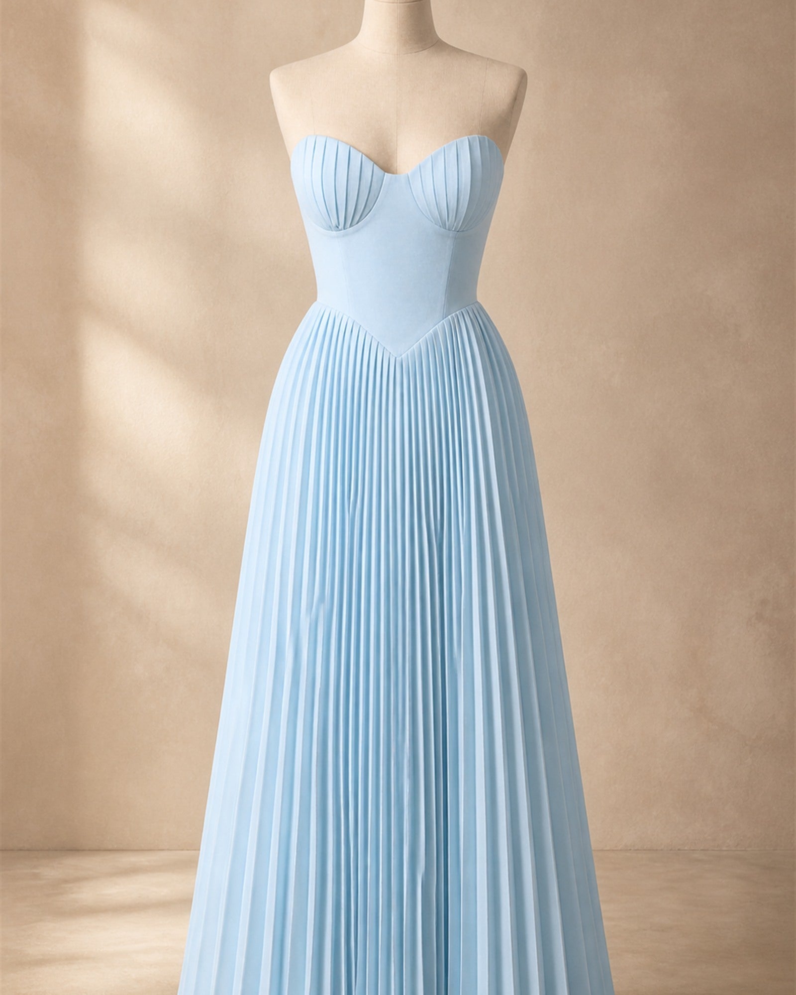 Rochie maxi albastră Emma prezentată pe manechin