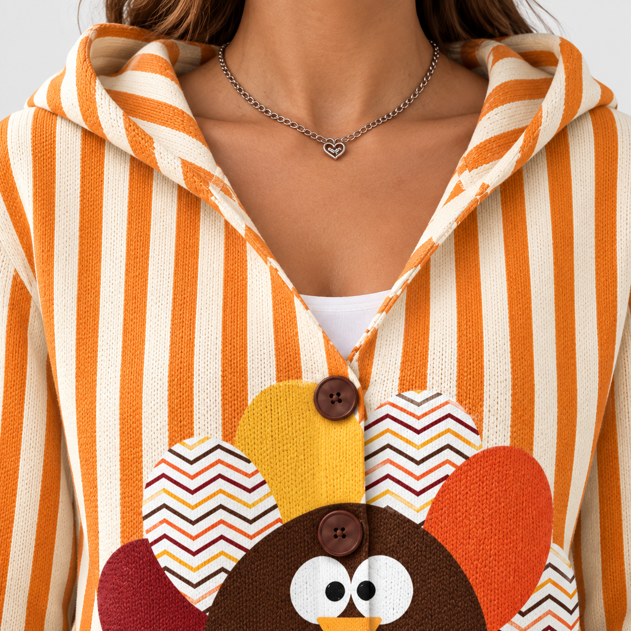 Hortense – Bequeme Strickjacke mit Kapuze – Detailansicht von Ausschnitt und Knopfleiste