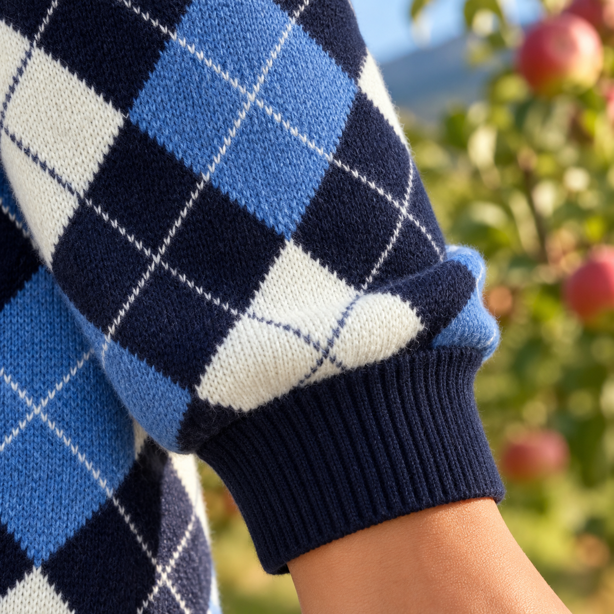 Irène – Weiche Strickjacke mit Kapuze – Detailansicht von Ärmel und Bündchen