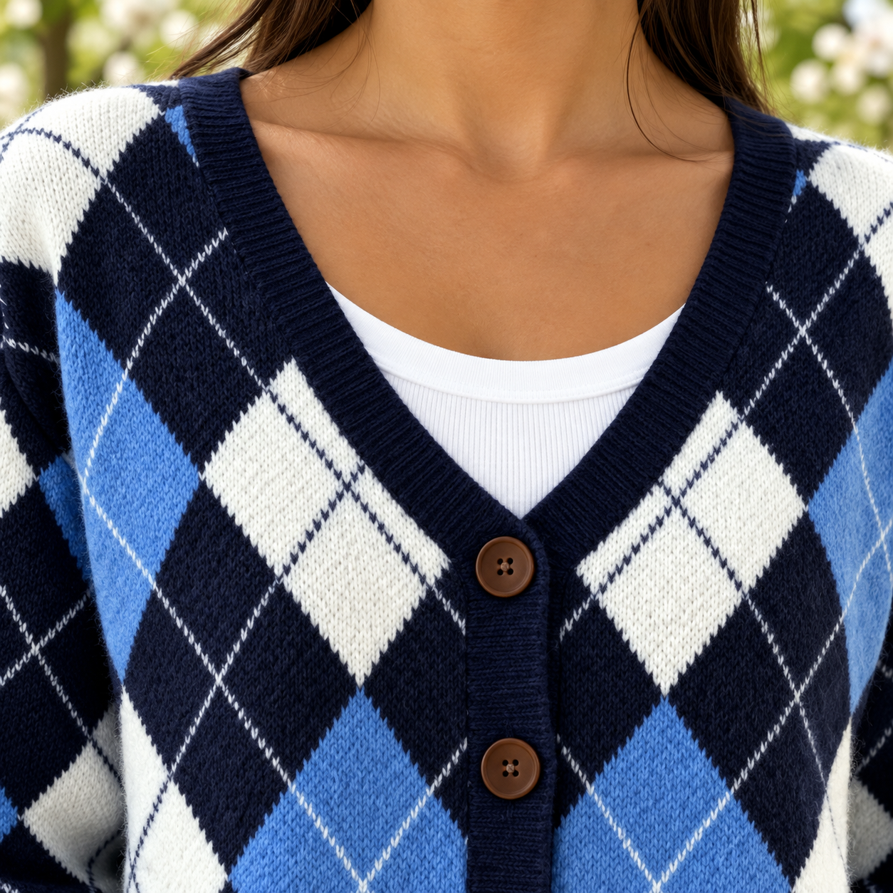 Irène – Weiche Strickjacke mit Kapuze – Detailansicht von Ausschnitt und Knopfleiste