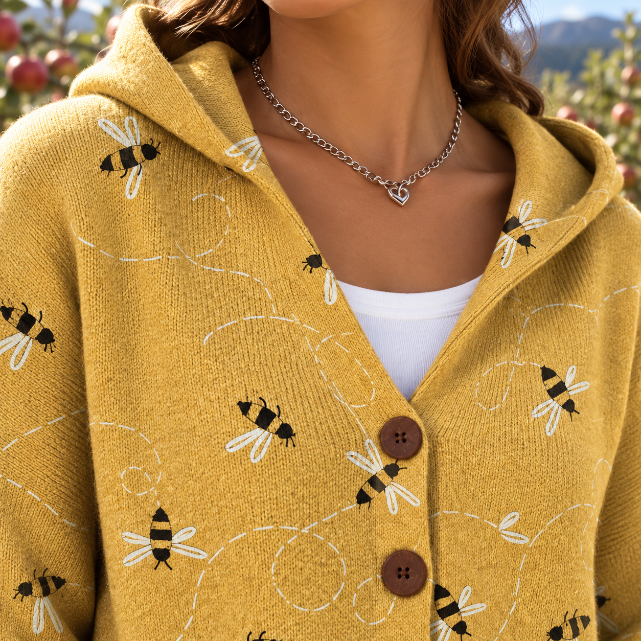 Mathilde – Bequeme Strickjacke mit Kapuze – Detailansicht von Ausschnitt und Knopfleiste