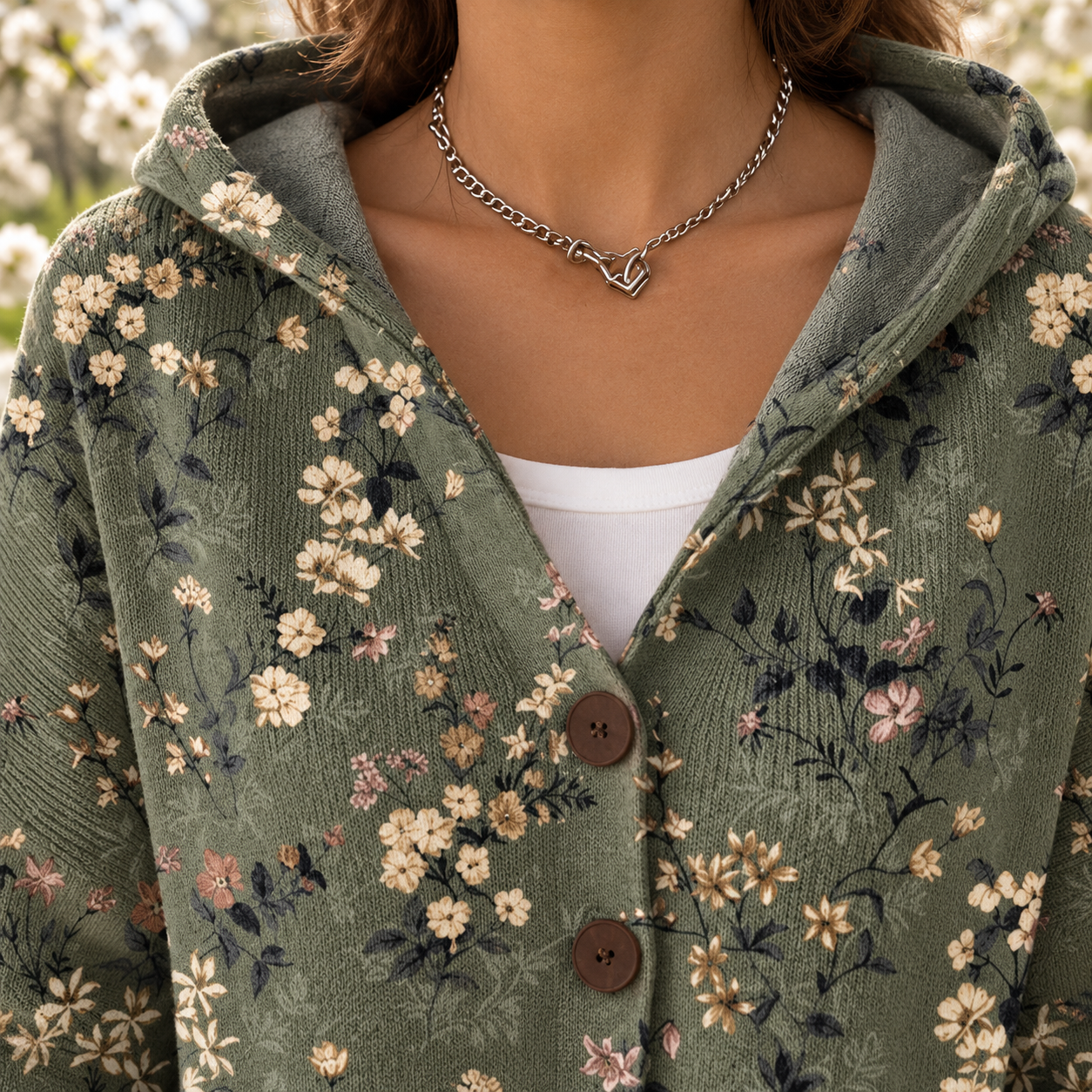Ondine – Bequeme Strickjacke mit Knöpfen – Detailansicht von Ausschnitt und Knopfleiste