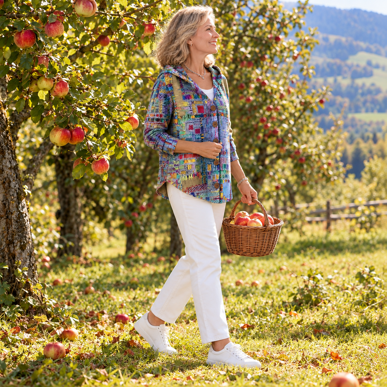 Strickjacke Philomène im Apfelgarten, Ansicht von vorne und der Seite.