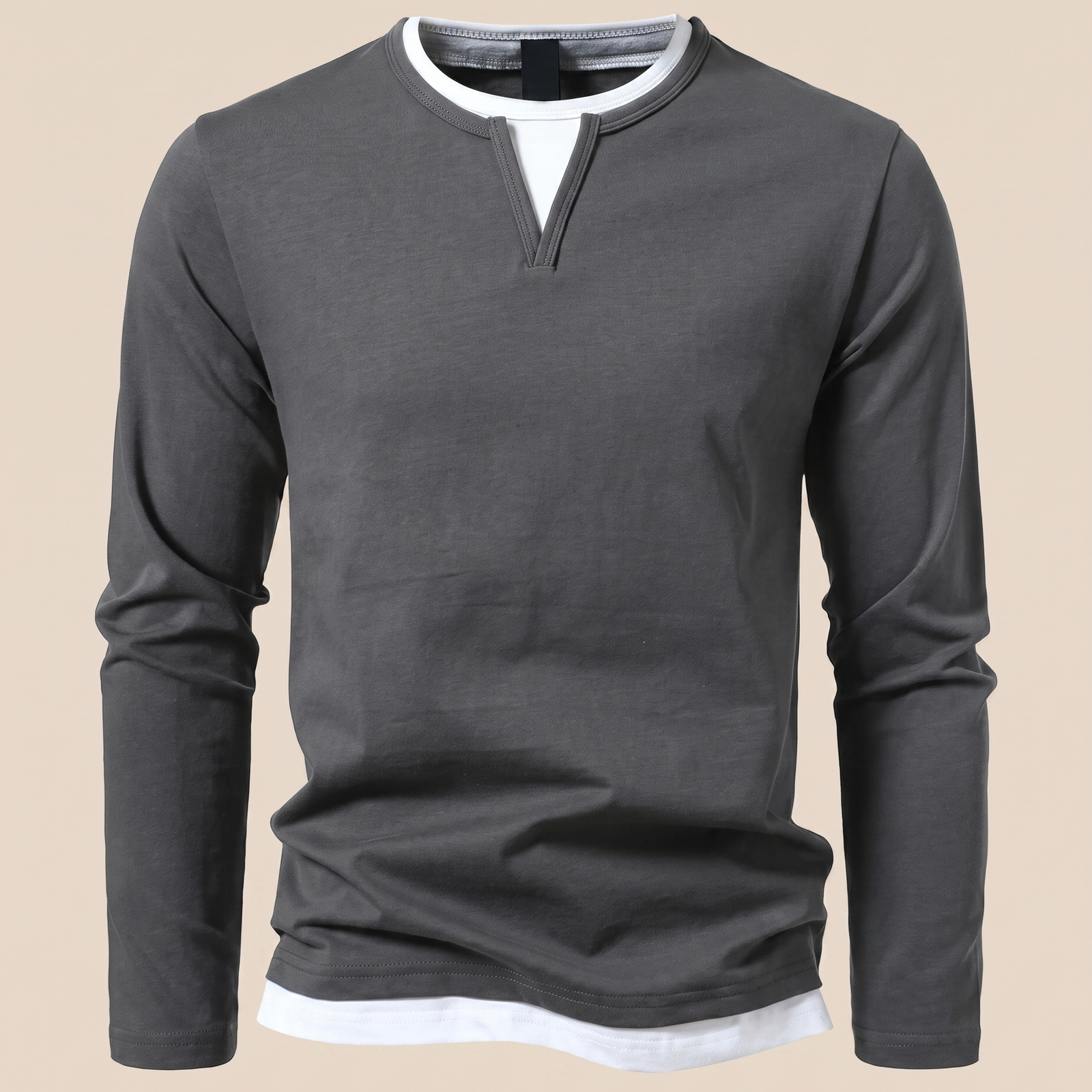 Damian | Premium Langarmshirt – harmonisierte Studioaufnahme auf Beige #E8DED2