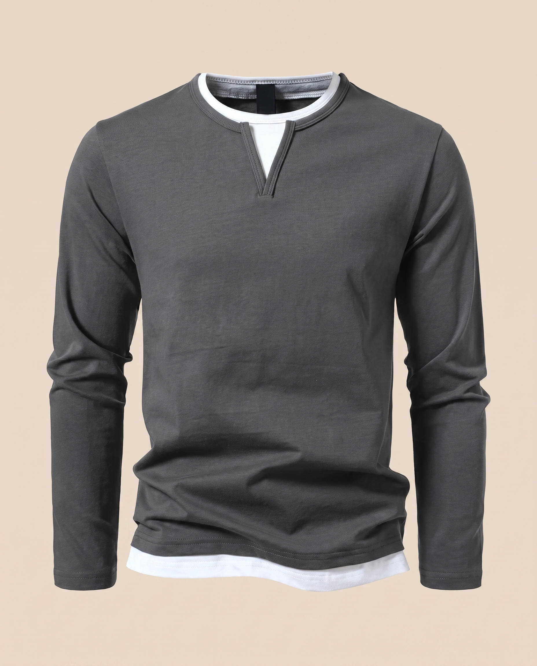 Damian | Premium Langarmshirt – harmonisierte Studioaufnahme auf Beige #E8DED2