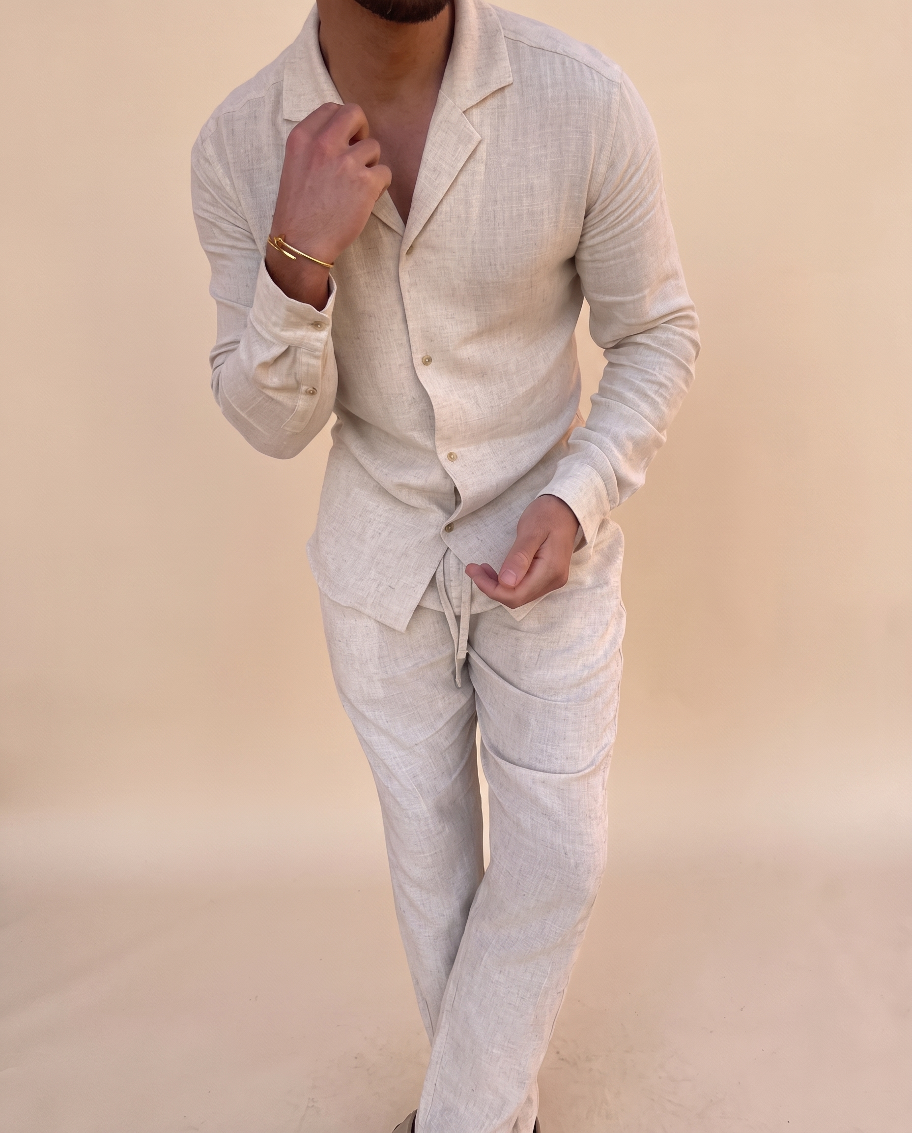 Bogdan-Victor | Set mit elegantem Design – harmonisierte Studioaufnahme auf Beige #E8DED2
