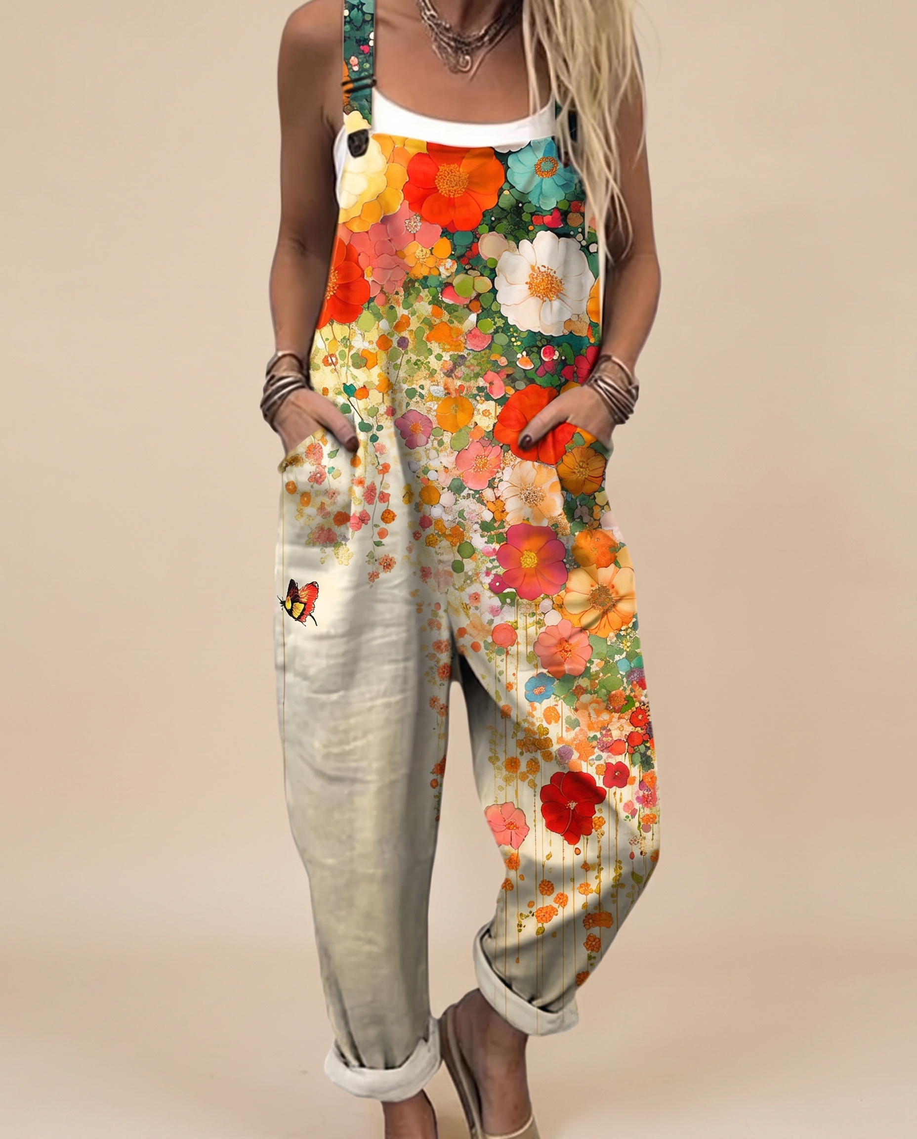 Adela | Eleganter Overall mit Blumenmuster – harmonisierte Studioaufnahme auf Beige #E8DED2