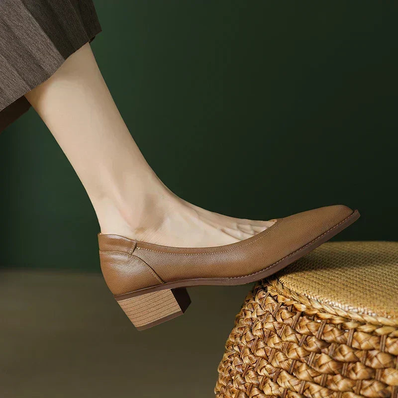 Liv | Klassische Pumps mit niedrigem Blockabsatz – Bild 4