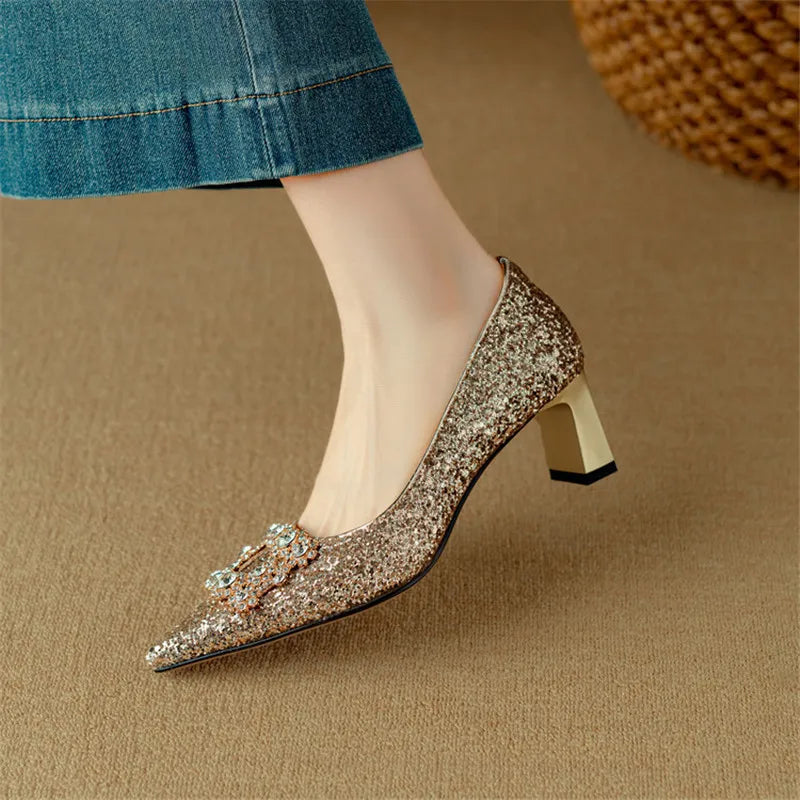 Yara | Glitzer-Pumps mit Schleifendetail – Bild 3