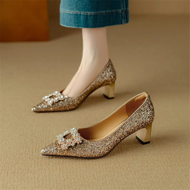 Yara | Glitzer-Pumps mit Schleifendetail – Bild 4