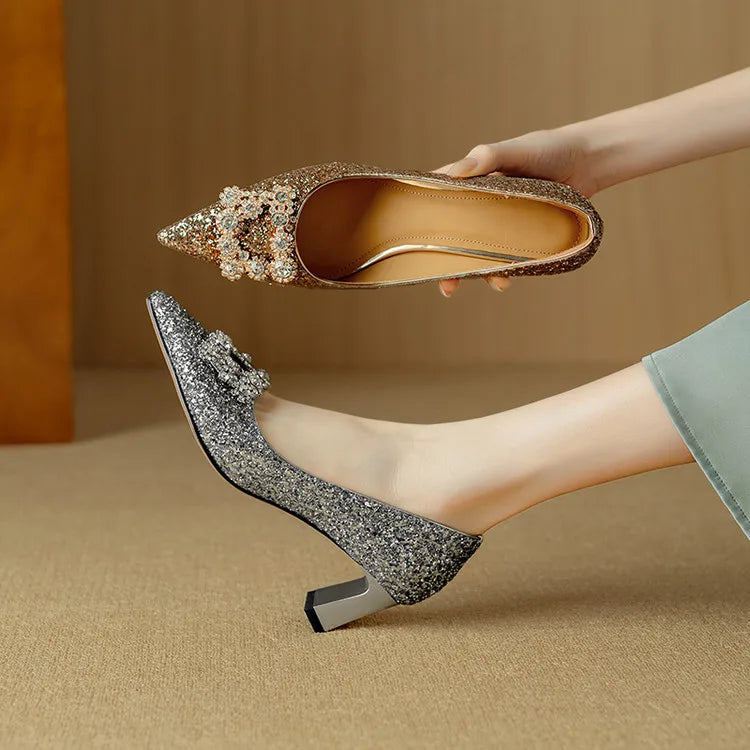 Yara | Glitzer-Pumps mit Schleifendetail – Bild 20
