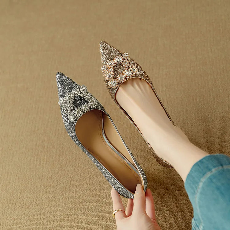 Yara | Glitzer-Pumps mit Schleifendetail – Bild 21