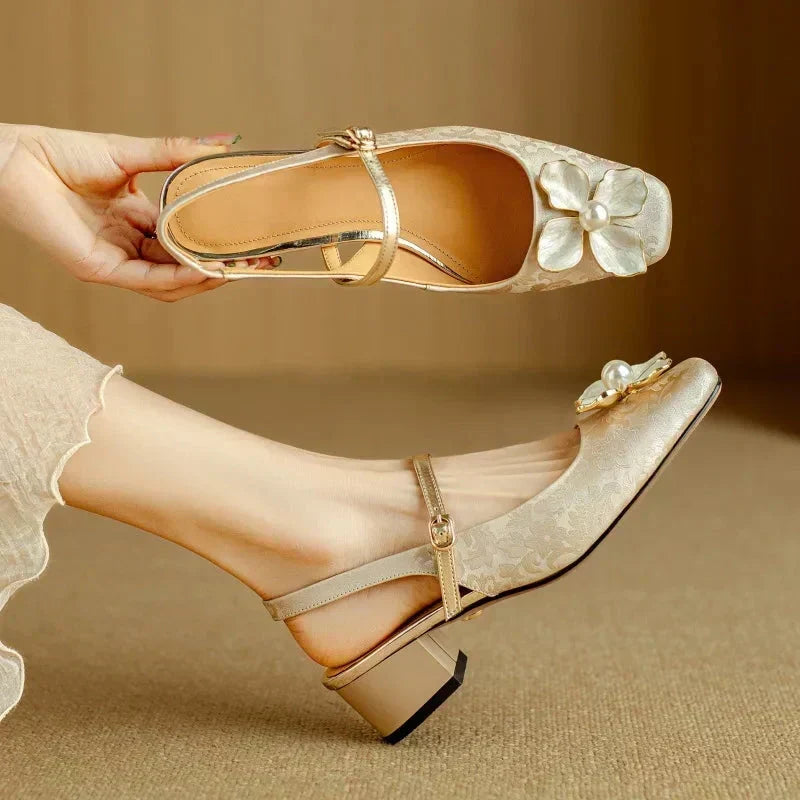 Marlene | Slingback-Schuhe mit Blütendetail – Bild 3
