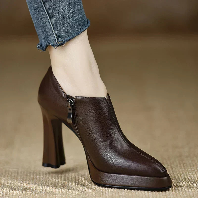 Nele | Geschlossene Pumps mit Blockabsatz – Bild 1