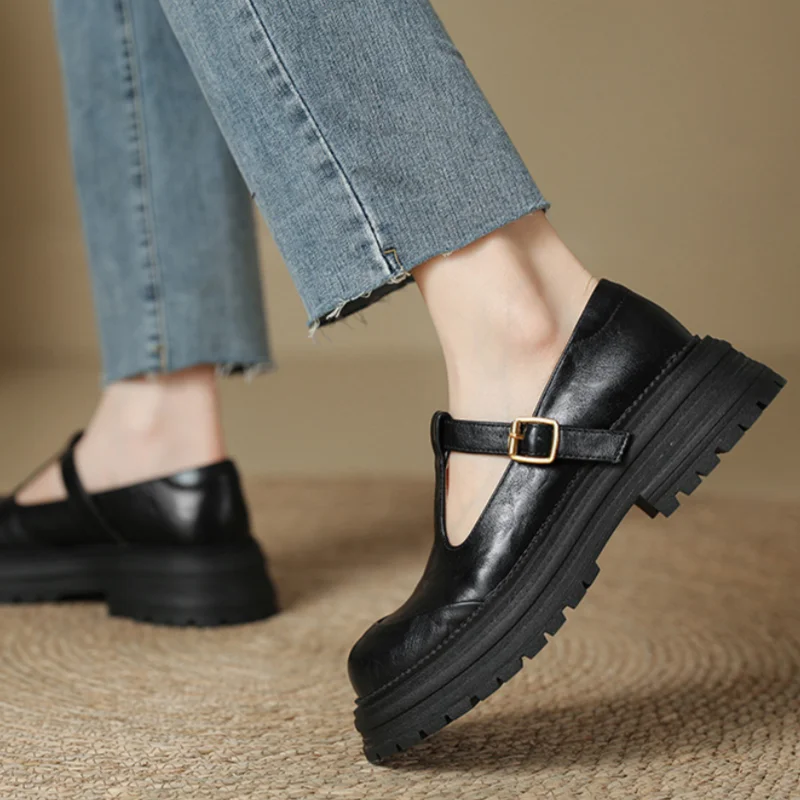 Daria | T-Steg-Schuhe mit markanter Sohle – Bild 4