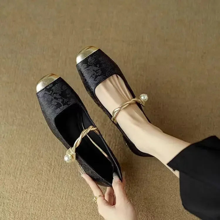 Tilda | Riemchenpumps mit dekorativem Absatz – Bild 3