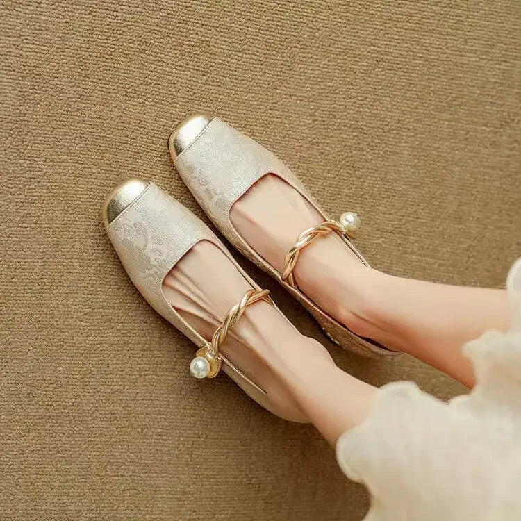 Tilda | Riemchenpumps mit dekorativem Absatz – Bild 4
