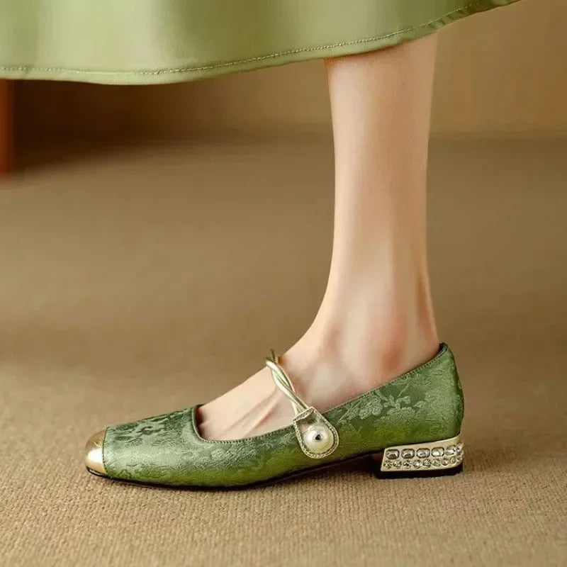 Tilda | Riemchenpumps mit dekorativem Absatz – Bild 5