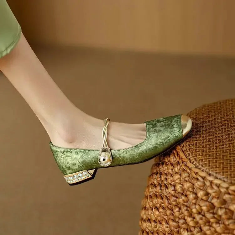 Tilda | Riemchenpumps mit dekorativem Absatz – Bild 6