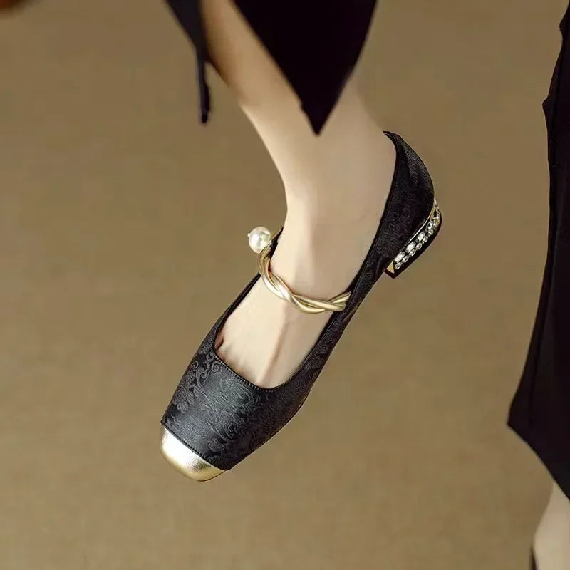 Tilda | Riemchenpumps mit dekorativem Absatz – Bild 7