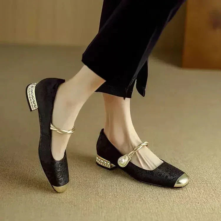 Tilda | Riemchenpumps mit dekorativem Absatz – Bild 8