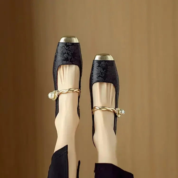 Tilda | Riemchenpumps mit dekorativem Absatz – Bild 9