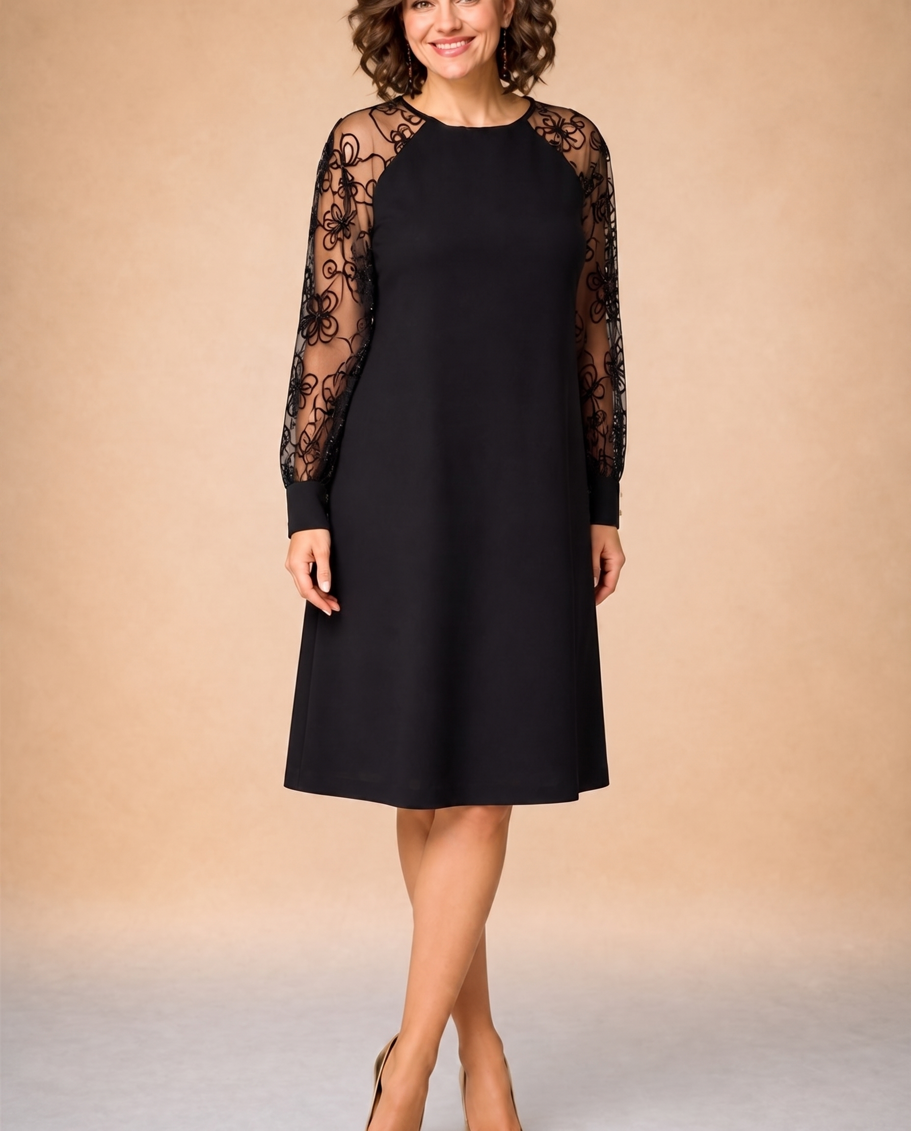 Abendkleid mit weiblichem Model auf beigem Hintergrund
