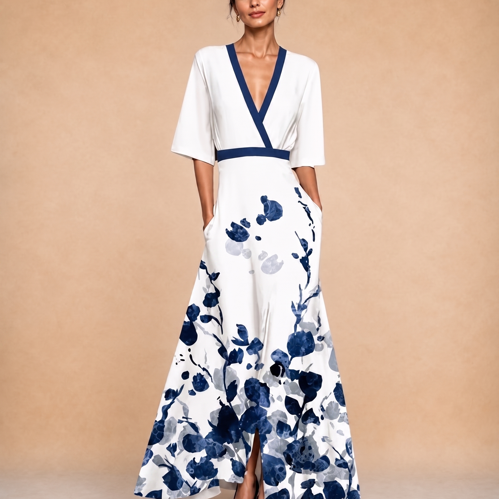 Abendkleid mit weiblichem Model auf beigem Hintergrund