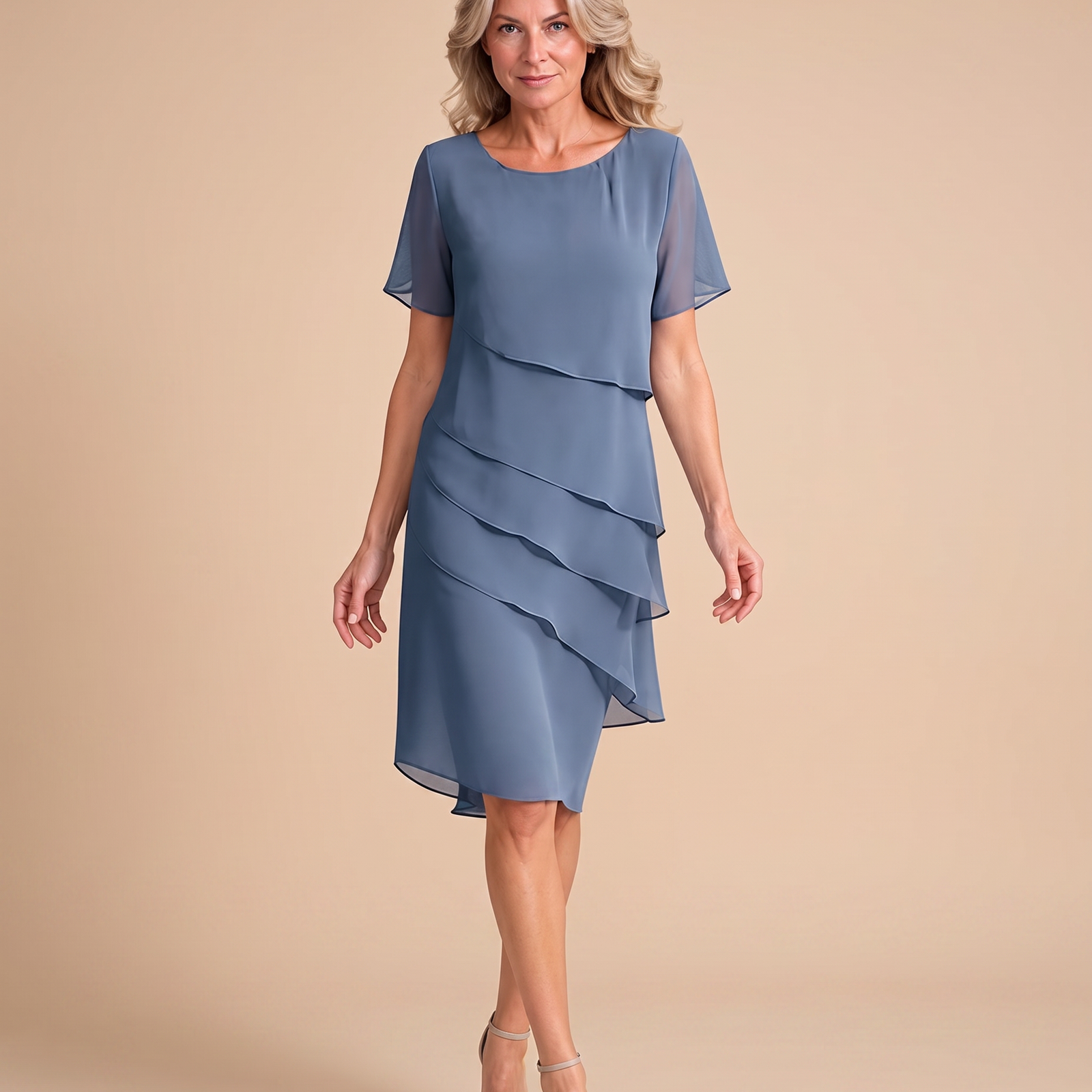 Abendkleid mit weiblichem Model auf beigem Hintergrund