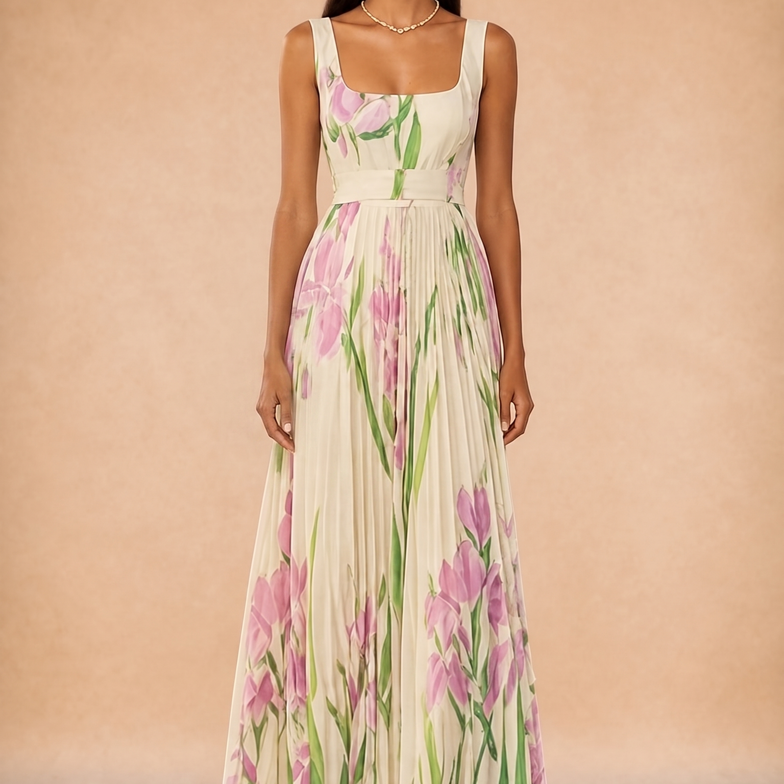 Abendkleid mit weiblichem Model auf beigem Hintergrund