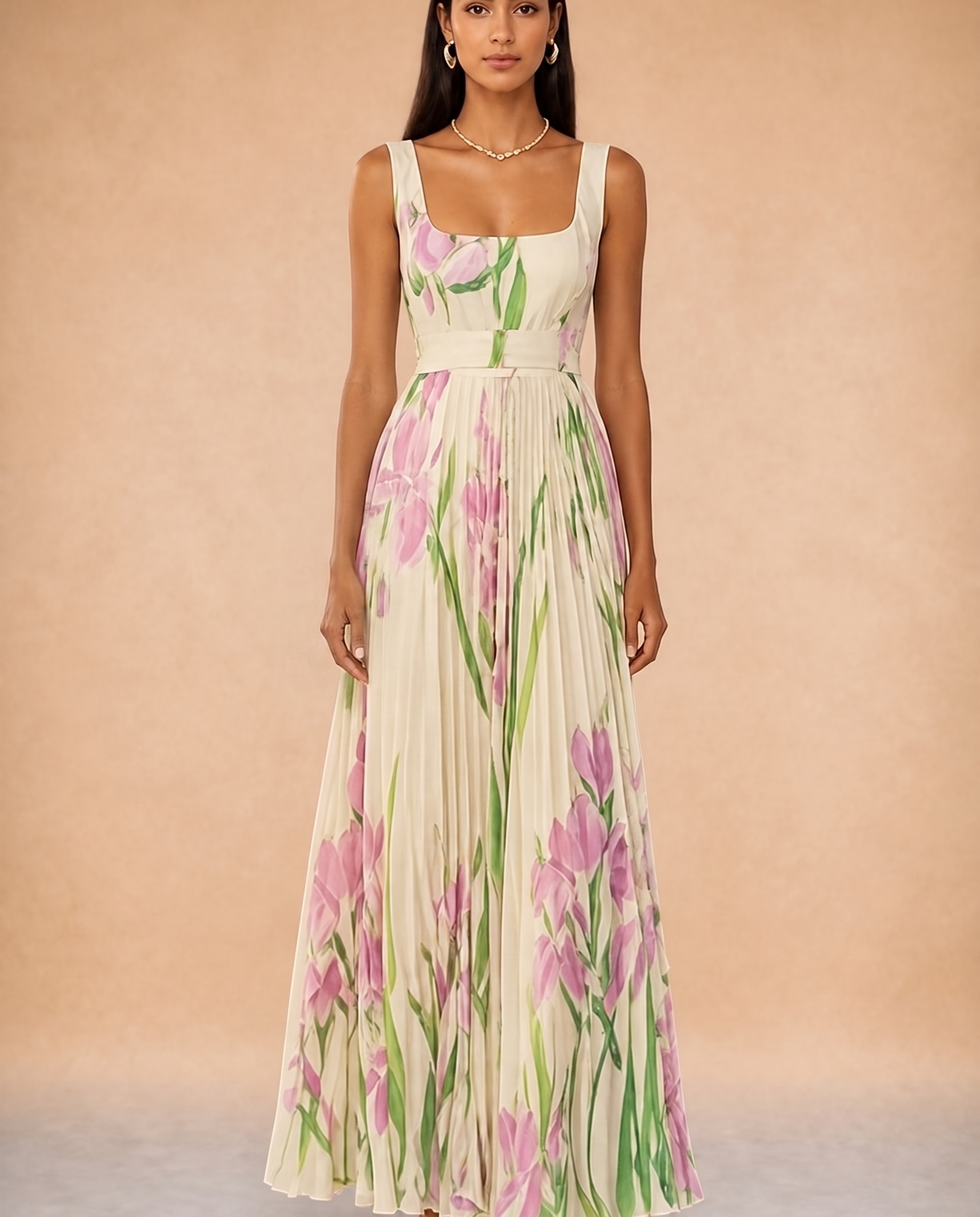 Abendkleid mit weiblichem Model auf beigem Hintergrund