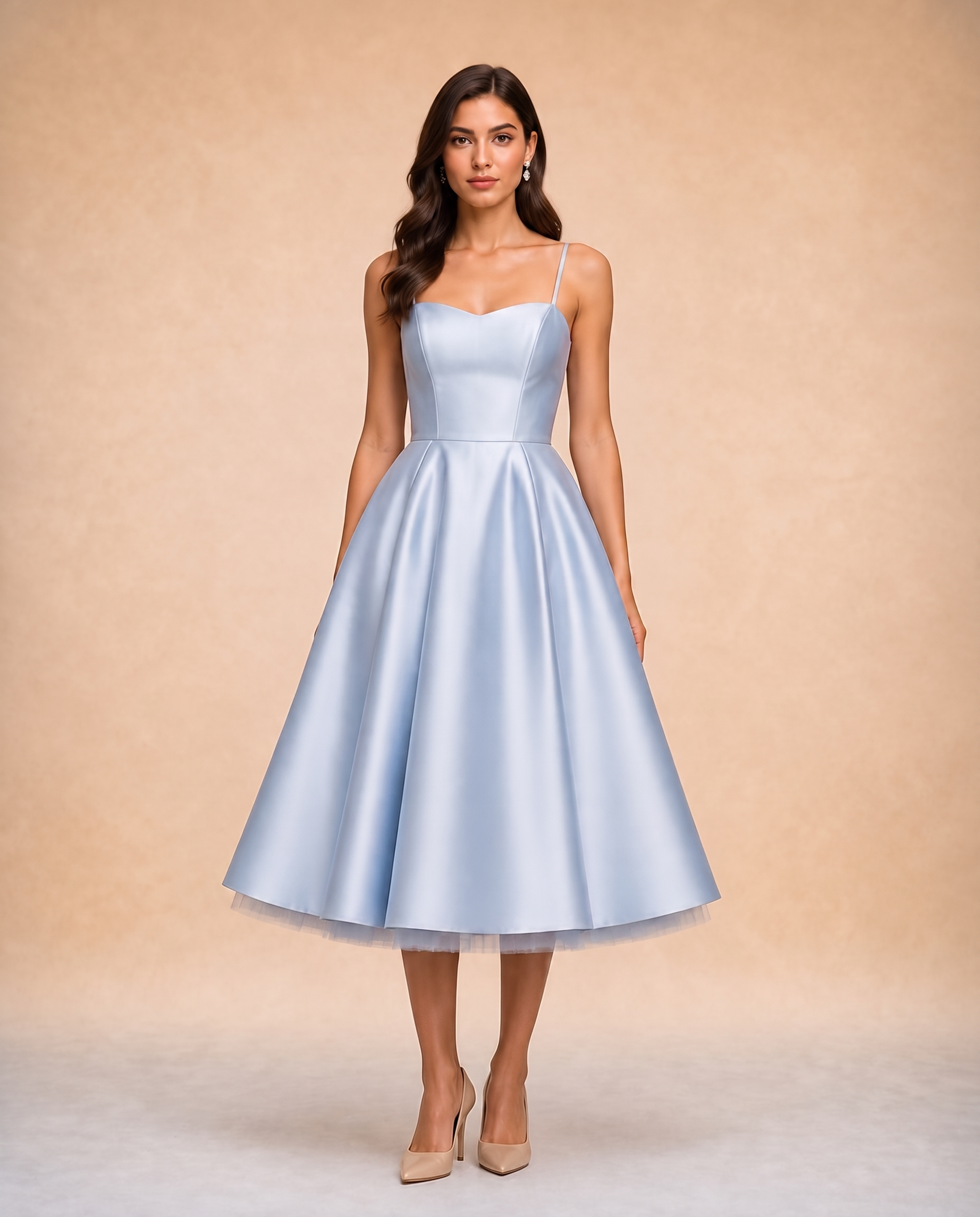 Abendkleid mit weiblichem Model auf beigem Hintergrund