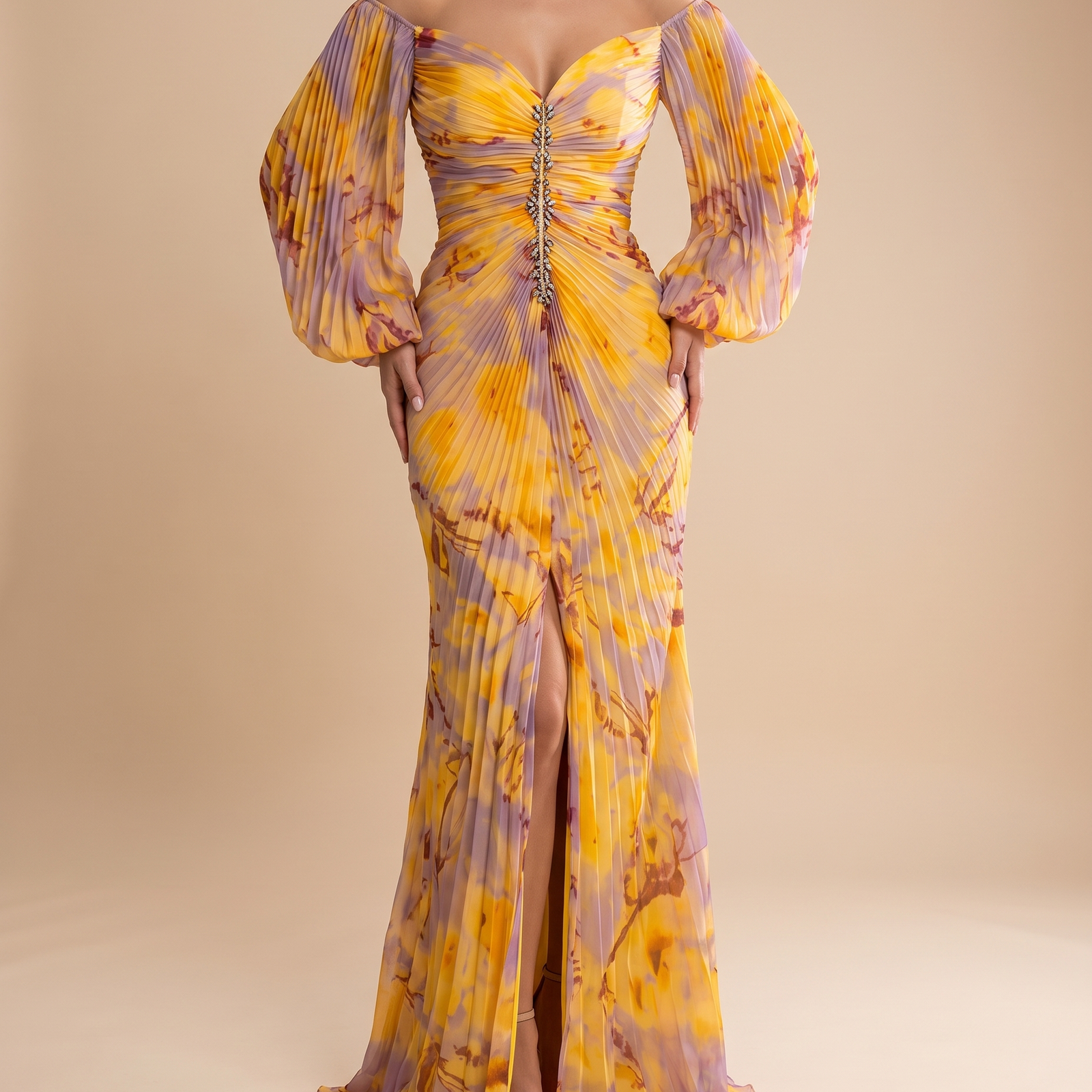 Abendkleid mit weiblichem Model auf beigem Hintergrund