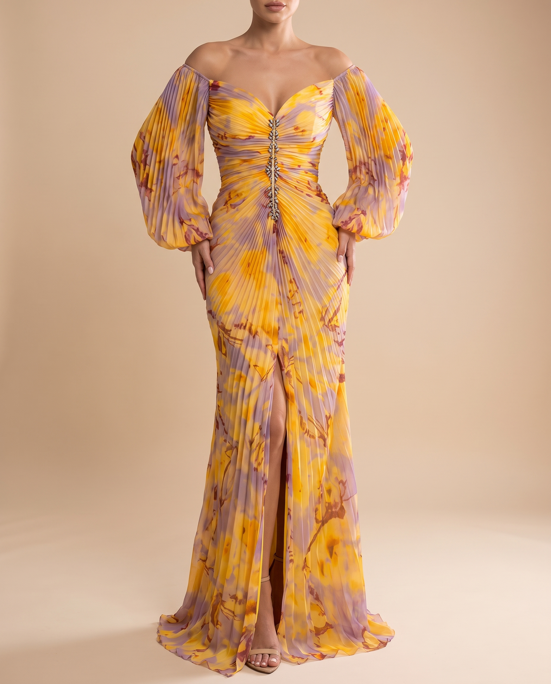 Abendkleid mit weiblichem Model auf beigem Hintergrund
