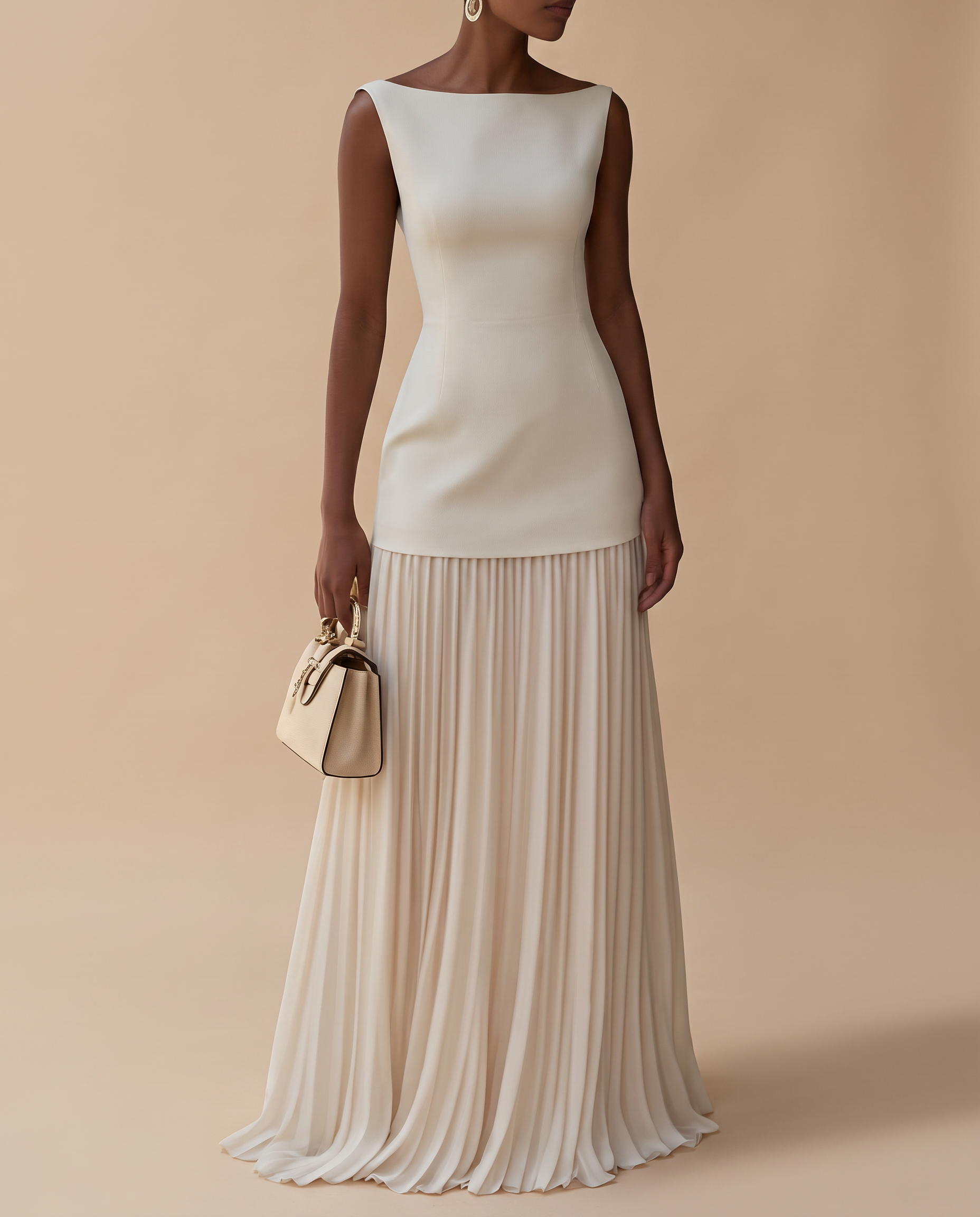 Abendkleid mit weiblichem Model auf beigem Hintergrund